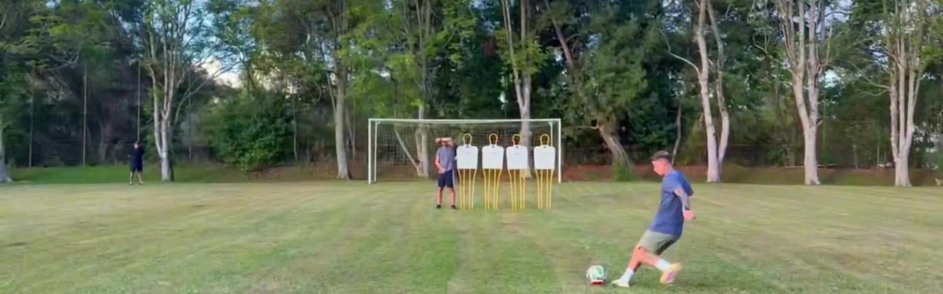 开云-秀脚法！34岁J罗晒任意球连续破门视频，目前尚未找到新球队